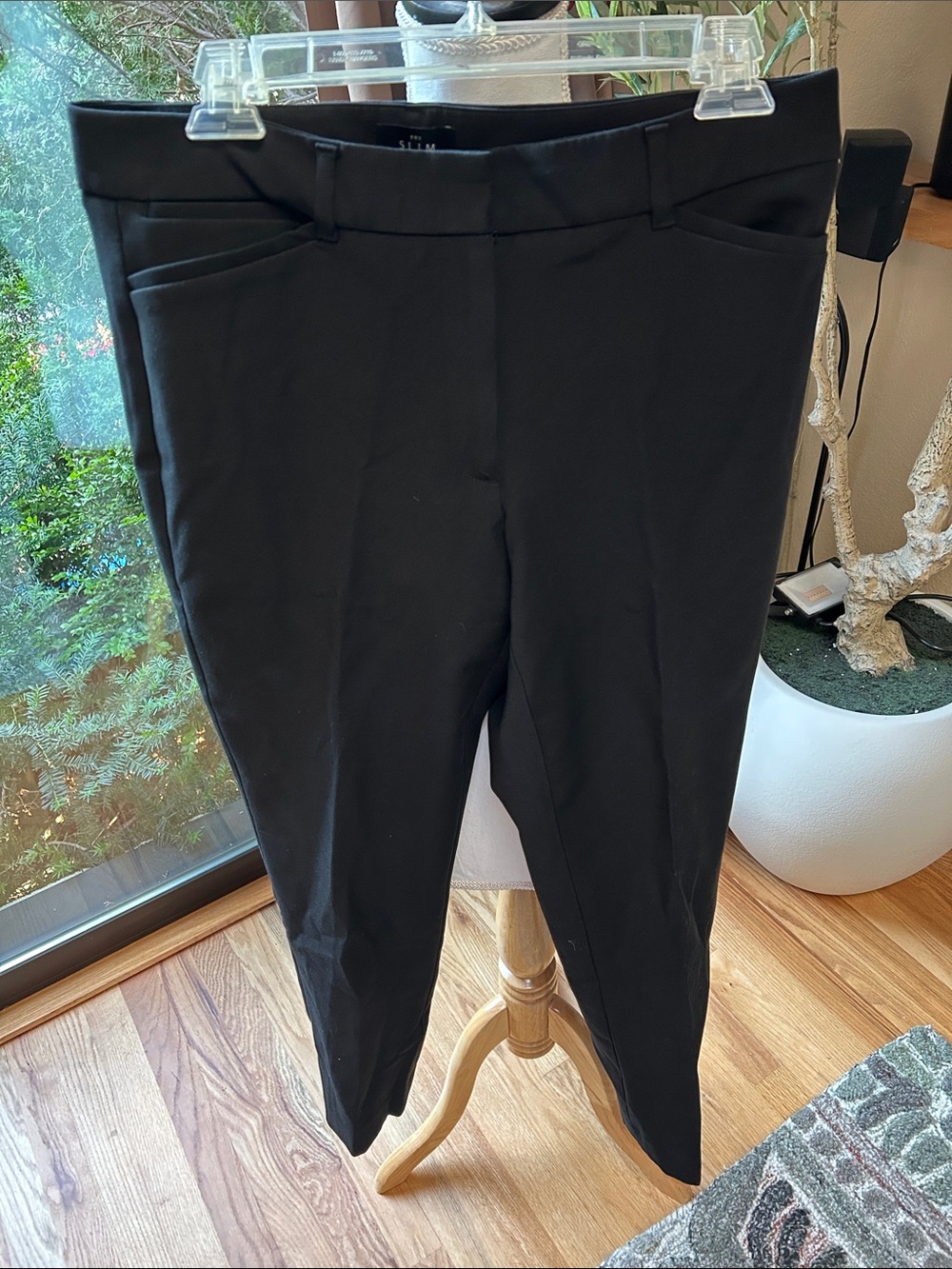White House Black market. The slim ankle Women’s Black Slim  Ankle Pants 8
